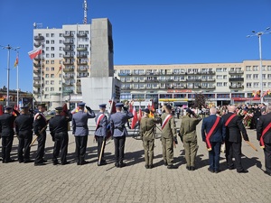 Policjanci podczas uroczystości pod pomnikiem