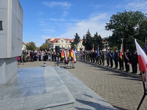 Policjanci podczas uroczystości pod pomnikiem