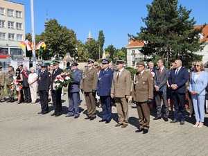 Policjanci podczas uroczystości pod pomnikiem