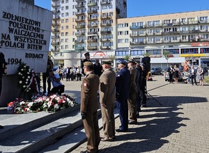 Policjanci podczas uroczystości pod pomnikiem