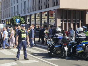 Policjanci podczas uroczystości pod pomnikiem