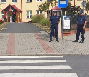 Policjanci podczas patrolu przy szkołach