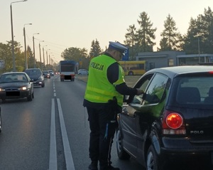 Policjant na drodze podczas kontroli trzeźwości kierowców