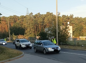 Policjant na drodze podczas kontroli trzeźwości kierowców