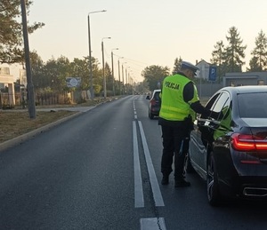 Policjant na drodze podczas kontroli trzeźwości kierowców