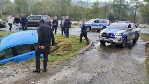 Policjanci podczas działań na terenach zalanych