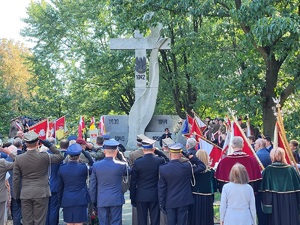 Policjanci podczas uroczystości pod pomnikiem