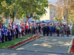 Policjanci podczas uroczystości pod pomnikiem