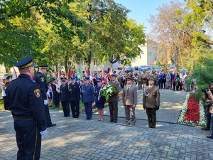 Policjanci podczas uroczystości pod pomnikiem