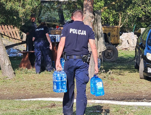 Policjanci podczas akcji pomocowej na terenach zalanych