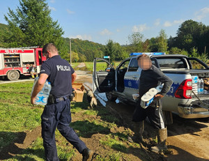 Policjanci podczas akcji pomocowej na terenach zalanych