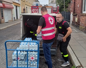 Policjanci podczas akcji pomocowej na terenach zalanych