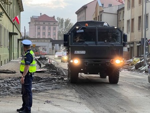 Policjanci podczas akcji pomocowej na terenach zalanych