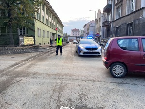 Policjanci podczas akcji pomocowej na terenach zalanych