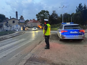 Policjanci podczas akcji pomocowej na terenach zalanych