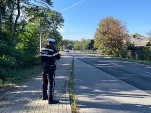 Policjant podczas kontroli prędkości