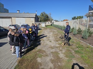 Oprowadzanie wycieczki po komendzie Policji