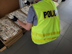 Zabezpieczone przez policjantów wyroby tytoniowe bez wymaganych znaków. Policjant podczas czynności