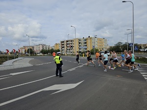 Policjanci podczas zabezpieczenia biegu