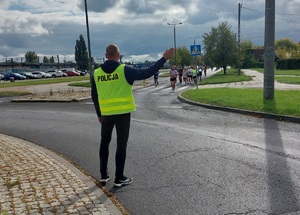 Policjanci podczas zabezpieczenia biegu