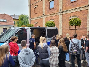 Policjanci reprezentują sprzęt służbowy