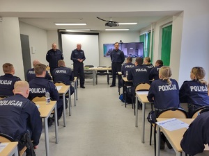 Policjanci podczas szkolenia na terenie jednostki