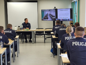 Policjanci podczas szkolenia na terenie jednostki