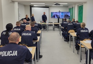 Policjanci podczas szkolenia na terenie jednostki