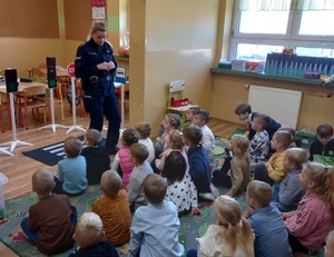 Policjant podczas spotkania z dziećmi na terenie szkoły