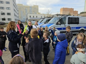 Policjanci podczas spotkania z uczniami na terenie szkoły