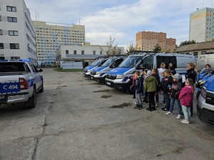 Policjanci podczas spotkania z uczniami na terenie szkoły