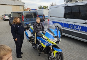 Policjanci podczas spotkania z uczniami na terenie szkoły