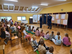 Policjanci podczas spotkania z dziećmi w sali szkolnej