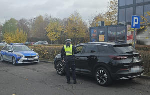 Policjanci podczas działań na drodze