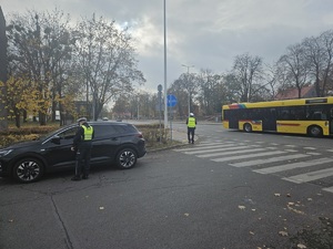 Policjanci podczas działań na drodze