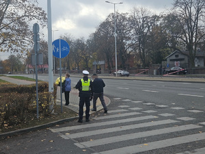 Policjanci podczas działań na drodze