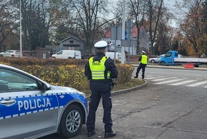 Policjanci podczas działań przy cmentarzach