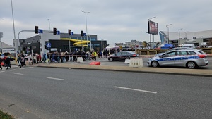 Policjanci podczas działań przy cmentarzach