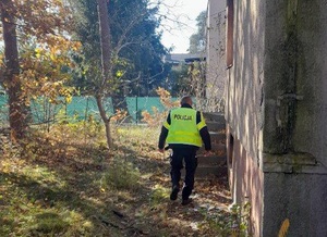 Policjant podczas kontroli miejsc przebywania bezdomnych