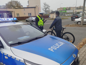 Policjant ruchu drogowego podczas działań na drodze