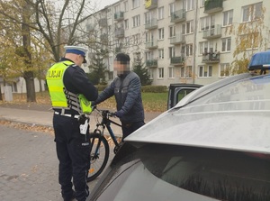 Policjant ruchu drogowego podczas działań na drodze