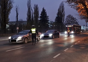 Policjanci ruchu drogowego podczas kontroli na drodze