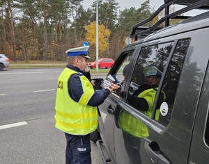 Policjanci ruchu drogowego podczas działań na drodze