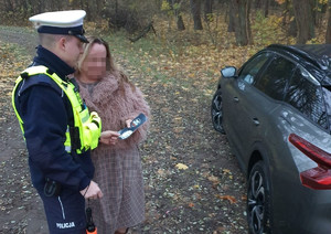 Policjanci ruchu drogowego podczas działań na drodze