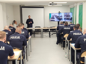 Policjanci podczas szkolenia na terenie komendy