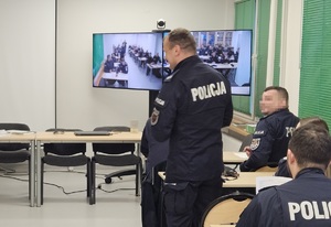 Policjanci podczas szkolenia na terenie komendy