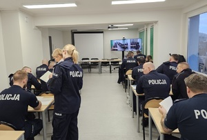 Policjanci podczas szkolenia na terenie komendy