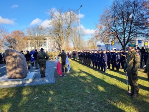 Policjanci podczas uroczystości szkolnych