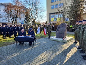 Policjanci podczas uroczystości szkolnych