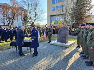 Policjanci podczas uroczystości szkolnych